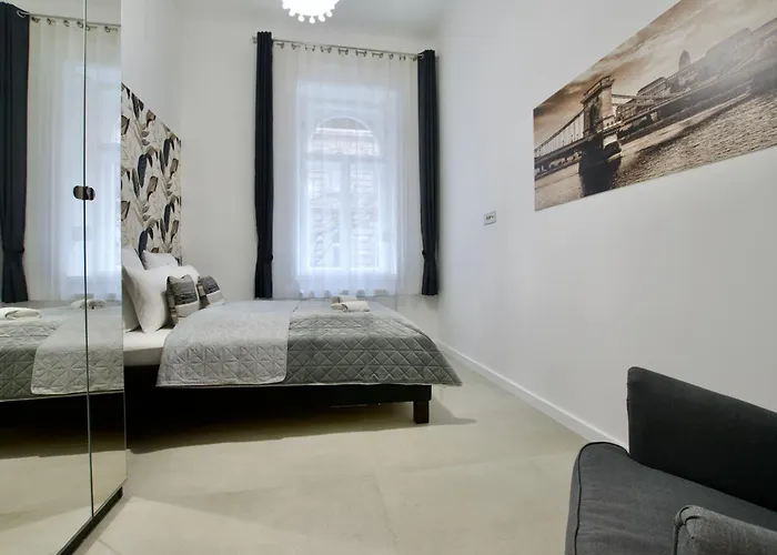 Premium Apartment By Hi5- Near New York Cafe